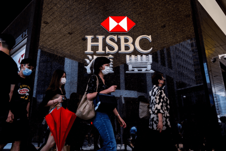 人民币贬值导致香港成为避风港，大陆居民纷纷涌向香港购买保险产品，高利率的银行定存以及兑换美元