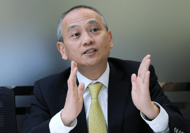 人民币贬值导致香港成为避风港，大陆居民纷纷涌向香港购买保险产品，高利率的银行定存以及兑换美元
