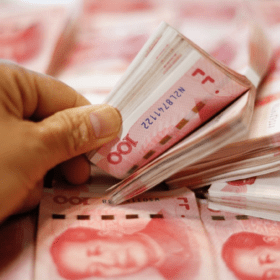 今年人民币对美元贬值了5.4%，达到了自去年10月以来的最低水平。图片来源：Shutterstock