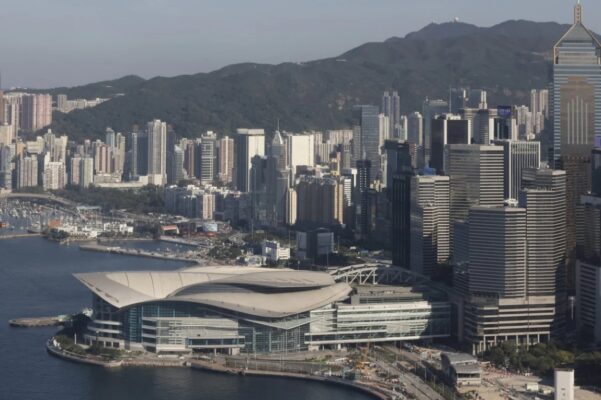 行业内人士表示，激励措施正在促使来自中东和欧洲的富裕家庭将目光投向香港，以便管理他们的财富。